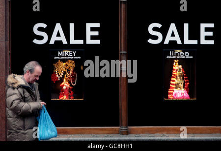 Les clients profitent des ventes du lendemain de Noël dans le centre d'Édimbourg. Banque D'Images