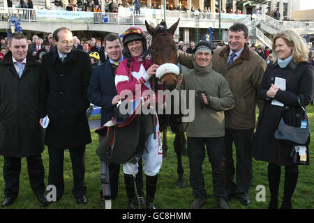 Carlito Brigante et Jockey Davy Russell (au centre) dans l'enceinte des gagnants après la victoire dans l'obstacle juvénile Indirect.ie pendant le Festival de Noël à l'hippodrome de Leopardstown, Dublin, Irlande. Banque D'Images