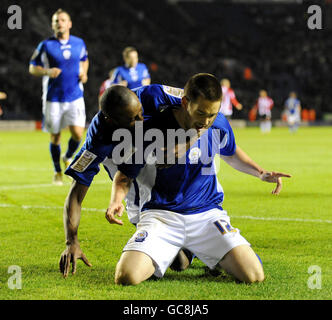 Matty Fryatt, de Leicester City, célèbre avec Lloyd Dyer après avoir obtenu le deuxième but lors du match de championnat de la Coca-Cola football League au stade Walkers, à Leicester. Banque D'Images