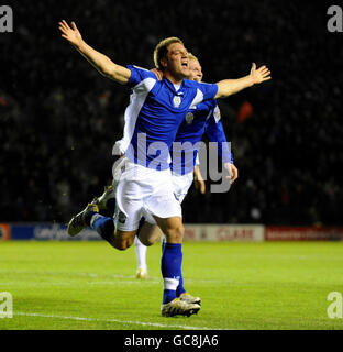 Michael Morrison, de Leicester City, célèbre son but contre lui en compagnie de son coéquipier Ryan McGivern lors du match de championnat de la Coca-Cola football League au stade Walkers, à Leicester. Banque D'Images