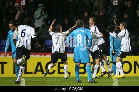 Kevin Davies (à droite) de Bolton Wanderers célèbre sa deuxième place But du jeu avec des coéquipiers comme joueurs de Hull City se tenir abattu Banque D'Images