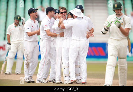 Graeme Swann (au centre), en Angleterre, célèbre le départ de Morne Morkel, en Afrique du Sud, lors du deuxième match d'essai à Kingsmead, à Durban, en Afrique du Sud. Banque D'Images