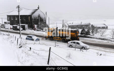 Un chasse-neige déferle les routes autour de l'autoroute M62 dans la région de Huddersfield, alors que la neige continue de tomber dans de nombreuses régions du Royaume-Uni. Banque D'Images