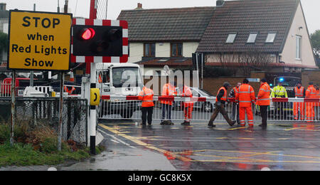 Collision de passage à niveau.Des ingénieurs sur les lieux d'un accident au passage à niveau de Merrion à Dublin. Banque D'Images