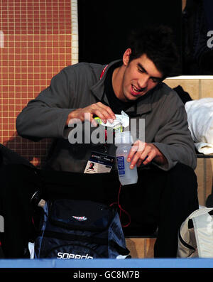 Natation - Duel dans la piscine - deuxième jour - Centre aquatique de Manchester.Michael Phelps prépare une boisson énergétique aux États-Unis Banque D'Images