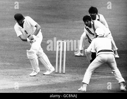 Cricket - Angleterre contre Pakistan - Pakistan dans les îles britanniques 1987 (2e Test) - troisième jour - terrain de cricket de Lord. Bill Athey, batteur d'Angleterre, en action Banque D'Images