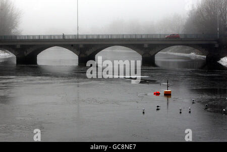 La rivière Lagan à Belfast pendant le gel hivernal se poursuit dans toute la province. Banque D'Images