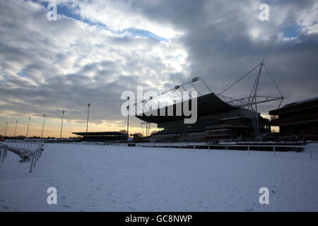 Courses hippiques - Hippodrome de Kempton Park. De la neige recouvre la piste de l'hippodrome de Kempton. Banque D'Images