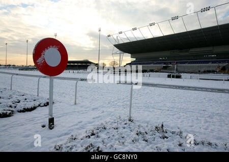 Courses hippiques - Hippodrome de Kempton Park. De la neige recouvre la piste de l'hippodrome de Kempton. Banque D'Images