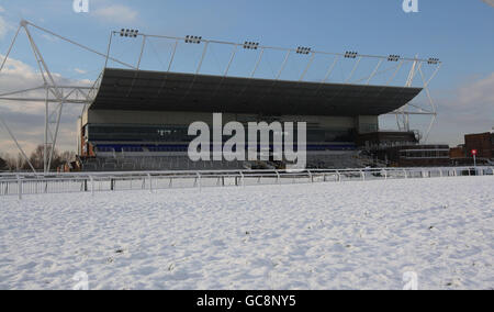 Courses hippiques - Hippodrome de Kempton Park. De la neige recouvre la piste de l'hippodrome de Kempton. Banque D'Images