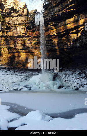 Vue générale montrant la chute d'eau de Hardraw Force et la piscine gelée dans le parc national de Yorkshire Dales. Banque D'Images