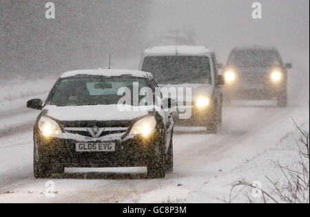 Les conducteurs sont confrontés à des conditions dangereuses sur l'A28, près d'Ashford, dans le Kent, car les conditions de neige se poursuivent dans tout le pays. Banque D'Images