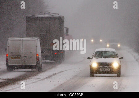 Les conducteurs sont confrontés à des conditions dangereuses sur l'A28, près d'Ashford, dans le Kent, car les conditions de neige se poursuivent dans tout le pays. Banque D'Images