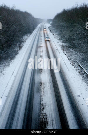 Les conducteurs sont confrontés à des conditions dangereuses sur l'A28, près d'Ashford, dans le Kent, car les conditions de neige se poursuivent dans tout le pays. Banque D'Images