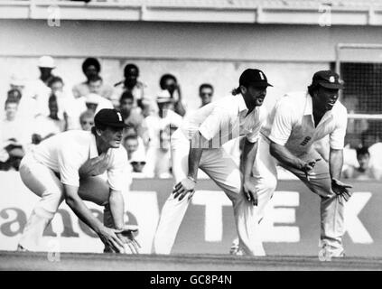 Cricket - Angleterre contre Antilles - Antilles en Angleterre 1988 (5ème Test) - quatrième jour - l'ovale.Darek Pringle, en Angleterre, prend la relève de Graham Gooch blessé en tant que capitaine de l'Angleterre, avec les coéquipiers Rob Bailey et Matthew Maynard Banque D'Images