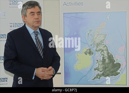 Le Premier ministre Gordon Brown se trouve à côté d'une carte des îles britanniques lors du lancement d'une nouvelle initiative visant à construire des parcs éoliens off-shore, à la Millbank Tower, dans le centre de Londres. Banque D'Images