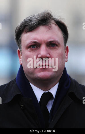 Le secrétaire d'État à l'enfance, à l'école et à la famille Ed Balls assiste aux funérailles du caporal David Kirkness à la cathédrale de Wakefield. Banque D'Images