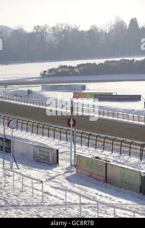 Courses hippiques - Lingfield Racecourse. Vue générale sur la neige à l'hippodrome de Lingfield Banque D'Images