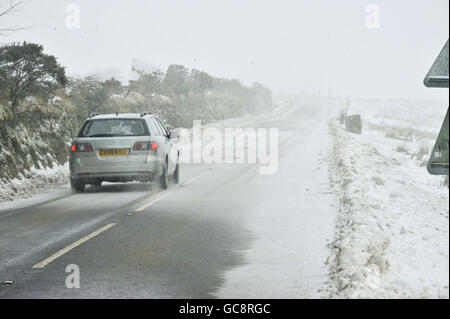 Les routes commencent à s'envoquer une fois de plus dans le parc national de Dartmoor, tandis qu'une neige fraîche tombe dans le sud-ouest du Royaume-Uni, près de Two Bridges, Dartmoor, Devon. Banque D'Images