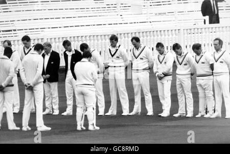 Les équipes de cricket du comté de Middlesex et du Yorkshire observent un silence de quelques minutes À la mémoire de Middlesex et de l'Angleterre Cricketer Wilf Slack Banque D'Images