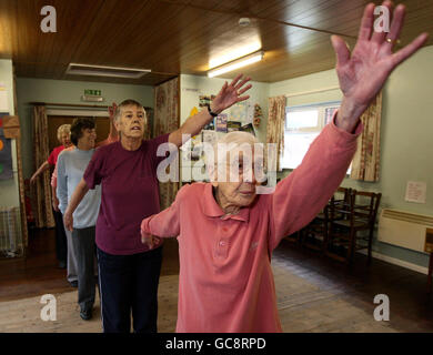 Georgina Easter, âgée de 100 ans, participe à un cours de maintien de la forme qu'elle suit régulièrement dans la région de Chaddesden, à Derby. Banque D'Images