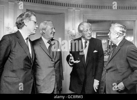 M. Harold Macmillan (Supermac) s'entretient avec M. Harold Wilson lors d'une réception tenue en son honneur à l'hôtel Dorchester ce soir - pour célébrer la publication du dernier volume ou des mémoires de M. Macmillan "à la fin de la journée" qui regardent sont (de gauche à droite) Le professeur Hugh Trevor-Roper et M. Edward Heath, Premier ministre. Banque D'Images