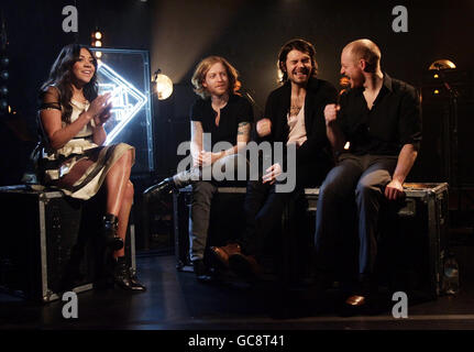 Miquita Oliver, présentateur de télévision, discute avec Biffy Clyro (de gauche à droite) James Johnston, Simon Neil et Ben Johnson lors d'un enregistrement pour le programme T4 de Channel 4, à Princess Productions, dans l'ouest de Londres. Banque D'Images