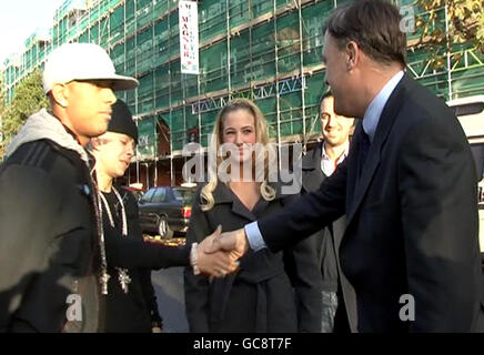 Videograb extrait d'une vidéo de l'Association de presse datée du 12/11/2009 du Secrétaire d'État à l'enfance, à l'école et à la famille Ed Balls MP saluant les membres de NDubz (de gauche à droite) Fazer, Dappy et Tulisa lors d'un lancement d'une nouvelle chanson pour aider à promouvoir la semaine anti-intimidation dans le centre de Londres. Banque D'Images