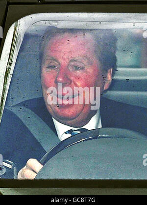 **LES RÉDACTEURS EN CHEF NOTENT ** Harry Redknapp, directeur de Tottenham, quitte le terrain d'entraînement de Tottenham aujourd'hui à Chigwell, dans l'Essex. Banque D'Images