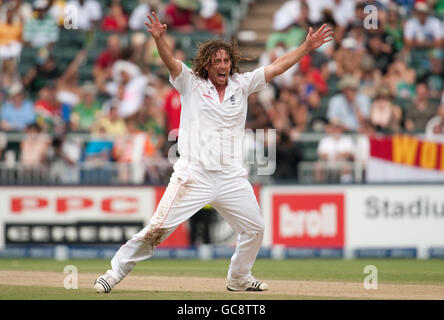 Le Ryan Sidebottom en Angleterre fait appel sans succès lors du quatrième Test au Wanderers Stadium, Johannesburg, Afrique du Sud. Banque D'Images