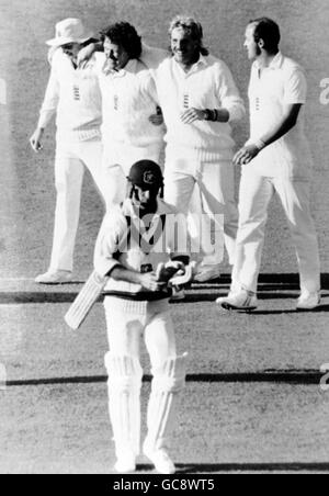 Le batteur australien Kepler Wessels fait son retour au pavillon alors que Ian Botham (3e à gauche) félicite le batteur Richard Ellison (2e à gauche) avec Phil Edmunds (à droite) lors du cinquième test d'assurance de cornhill Banque D'Images