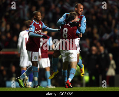 Gabriel Agbonlahor d'Aston Villa félicite James Milner après avoir marquant son quatrième but lors de la demi-finale de la coupe de Carling, deuxième match de la jambe à Villa Park, Birmingham. Banque D'Images