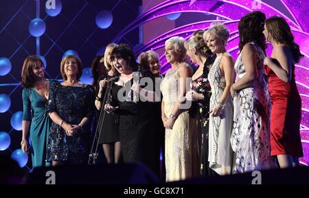 Présentateurs de Loose Women, dont Andrea McLean, Lynda Bellingham, Zoe Tyler, Carol McGiffin, Coleen Nolan,Sherrie Hewson, Denise Welch, Lesley Garrett, Lisa Maxwell et Jane McDonald (de gauche à droite) célèbrent le prix du meilleur programme factuel lors des National Television Awards 2010, à l'Arena 02, à Londres. Banque D'Images