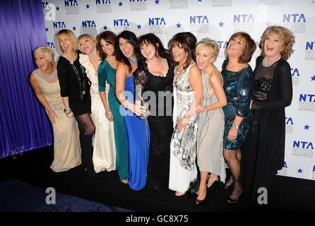 (De gauche à droite) Denise Welch, Carol Mcgiffin, Kate Thornton, Andrea McClean, Zoe Tyler, Coleen Nolan, Jane McDonnald, Lisa Maxwell, Lynda Bellingham et Sherrie Hewson de l'équipe Loose Women célèbrent la victoire du prix du meilleur programme factuel, aux National Television Awards 2010, à l'Arena 02, Londres. De l'équipe Loose Women célèbre avoir remporté le prix du meilleur programme factuel, aux National Television Awards 2010, à l'Arena 02, Londres. Banque D'Images