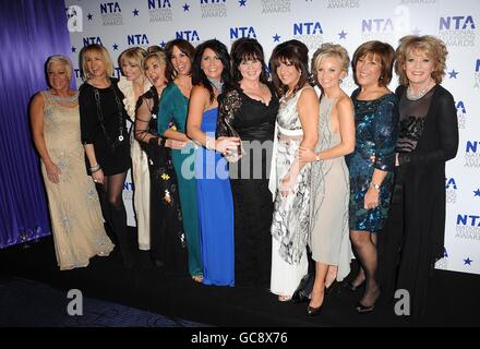 (De gauche à droite) Denise Welch, Carol Mcgiffin, Kate Thornton, Leslie Garrett, Andrea McClean,Zoe Tyler, Coleen Nolan, Jane McDonnald, Lisa Maxwell, Lynda Bellingham et Sherrie Hewson de l'équipe Loose Women célèbrent la victoire du prix du meilleur programme factuel, aux National Television Awards 2010, à l'Arena 02, Londres. De l'équipe Loose Women célèbre la victoire du prix du meilleur programme factuel,Aux National Television Awards 2010, à l'Arena 02, Londres. Banque D'Images