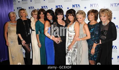 (De gauche à droite) Denise Welch, Carol Mcgiffin, Kate Thornton, Andrea McClean, Zoe Tyler, Coleen Nolan, Jane McDonnald, Lisa Maxwell, Lynda Bellingham et Sherrie Hewson de l'équipe Loose Women célèbrent la victoire du prix du meilleur programme factuel, aux National Television Awards 2010, à l'Arena 02, à Londres. Banque D'Images