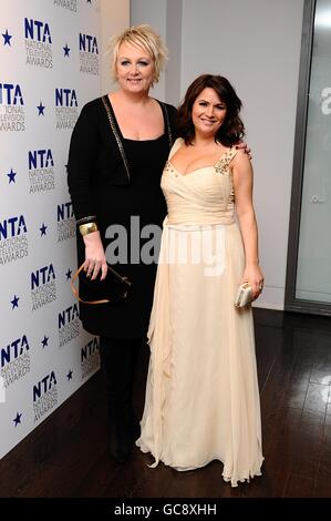 Sue Cleaver (à gauche) et Debbie Rush arrivent pour les National Television Awards 2010, à l'Arena 02, à Londres. Banque D'Images