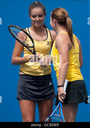 Laura Robson, de la Grande-Bretagne, lors de son double match avec les pairs de Sally en Australie (à droite) pendant le quatrième jour de l'Open d'Australie de 2010 à Melbourne Park, Melbourne, Australie. Banque D'Images