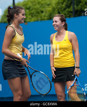 Laura Robson, de la Grande-Bretagne, lors de son double match avec les pairs de Sally en Australie (à droite) pendant le quatrième jour de l'Open d'Australie de 2010 à Melbourne Park, Melbourne, Australie. Banque D'Images