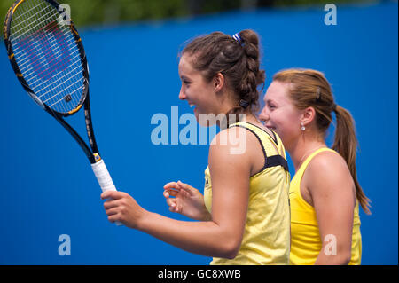 Laura Robson, de la Grande-Bretagne, lors de son double match avec les pairs de Sally en Australie (à droite) pendant le quatrième jour de l'Open d'Australie de 2010 à Melbourne Park, Melbourne, Australie. Banque D'Images