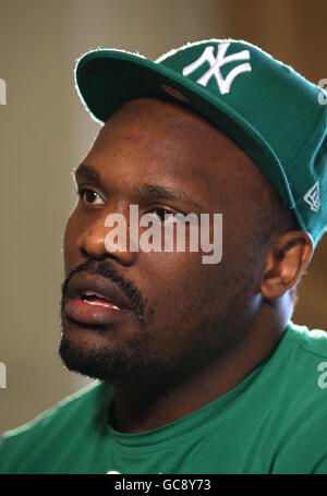 Dereck Chisora parle après une conférence de presse où Danny Williams n'a pas réussi à se rendre au Landmark Hotel, Londres. Banque D'Images