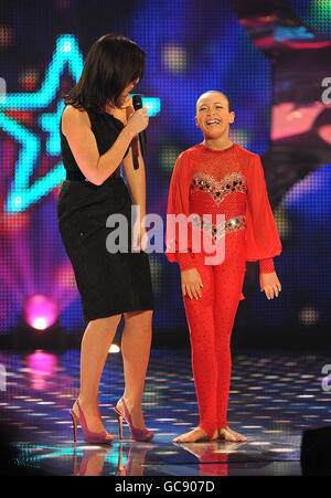 La présentatrice, Davina McCall et Emily Crow, âgées de 11 ans, qui se rend jusqu'à la finale, lors de la première demi-finale de la danse Got to Dance du Sky 1, aux studios Maidstone de Kent. Banque D'Images