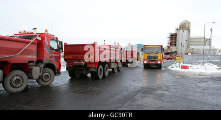 Les camions sont en attente d'être remplis de sel chez INEOS Enterprises Salt Business à Runcorn, Cheshire, alors que les conseils locaux luttent pour maintenir les routes à l'écart de la neige et de la glace. Banque D'Images