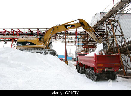 Un camion est rempli de sel chez INEOS Enterprises Salt Business à Runcorn, Cheshire, alors que les conseils locaux luttent pour maintenir les routes à l'écart de la neige et de la glace. Banque D'Images