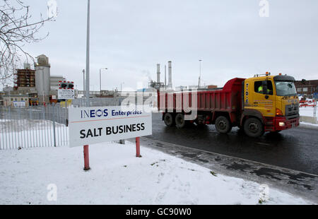 Un camion rempli de sel quitte l'entreprise de sel d'INEOS Enterprises à Runcorn, Cheshire, alors que les conseils locaux luttent pour maintenir les routes à l'écart de la neige et de la glace. Banque D'Images