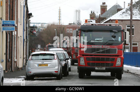 Les camions arrivent pour être remplis de sel à l'entreprise de sel d'INEOS Enterprises à Runcorn, Cheshire, alors que les conseils locaux luttent pour maintenir les routes à l'écart de la neige et de la glace. Banque D'Images