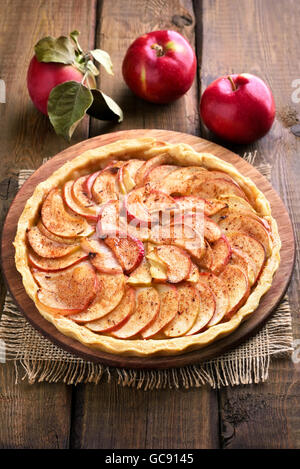 La cuisson des fruits, tarte aux pommes sur la table en bois Banque D'Images