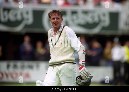 DOMINIC CORK, DERBYSHIRE & ENGLAND BOWLER, SE PROMÈNE DEPUIS LE CRICKET APRÈS AVOIR PASSÉ SON TEMPS AU CREUX DU DERBYSHIRE Banque D'Images