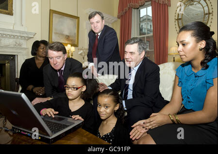 La famille Clarke; (De gauche à droite) Julie et ses enfants Talani, 9 ans, Tyneish, 10 ans, et Reisha, 19 ans, sont rejoints (de gauche à droite) par Lord Mandelson, secrétaire d'État à l'enfance, Ed Balls, et Gordon Brown, Premier ministre, lors d'un appel photo pour présenter le nouveau système d'accès à l'habitation du gouvernement à Downing Street, dans le centre de Londres. Banque D'Images