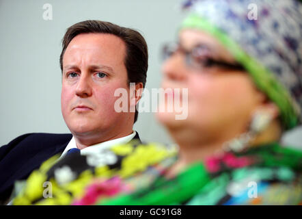 David Cameron, avec le fondateur de Kids Company, Camila Batmanghelidjh, qui a tous deux parlé du développement de l'enfant lors d'un rassemblement à Demos, un groupe de réflexion de gauche, à Londres ce matin. Banque D'Images